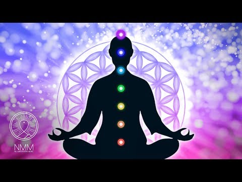Mediterende figuur met zeven lichtende chakra’s bij een video over aura en chakra’s reinigen