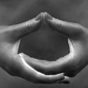 Handen in een rustige meditatieve houding